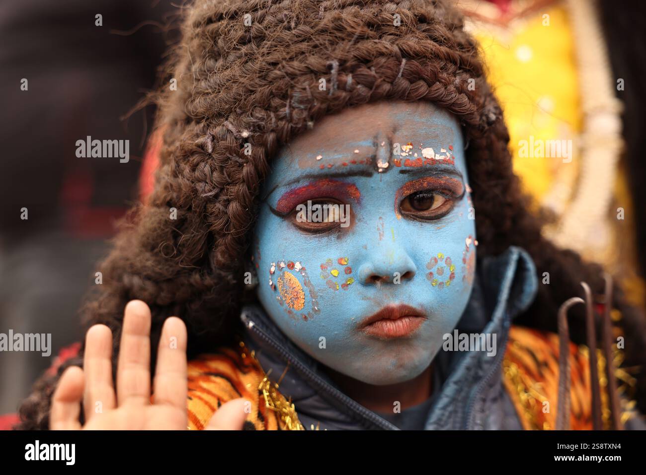 Bambino dipinto come Lord Shiva, Maha Kumbh Mela, Prayagraj, Uttar Pradesh, India. Il festival indù si tiene ogni 144 anni. Foto Stock