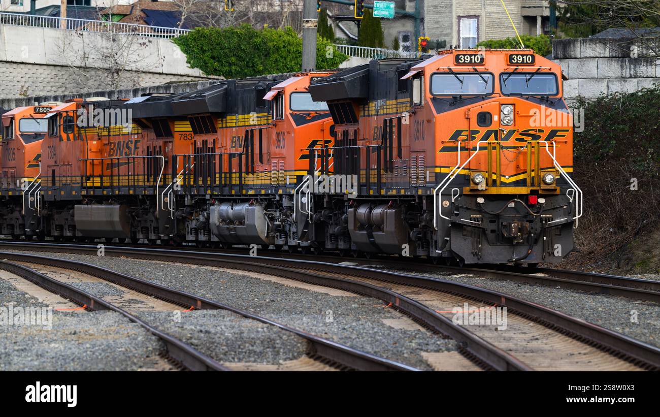 Everett, WA, USA - 20 gennaio 2025; locomotive diesel BNSF multiple arancioni con logo Swoosh Foto Stock