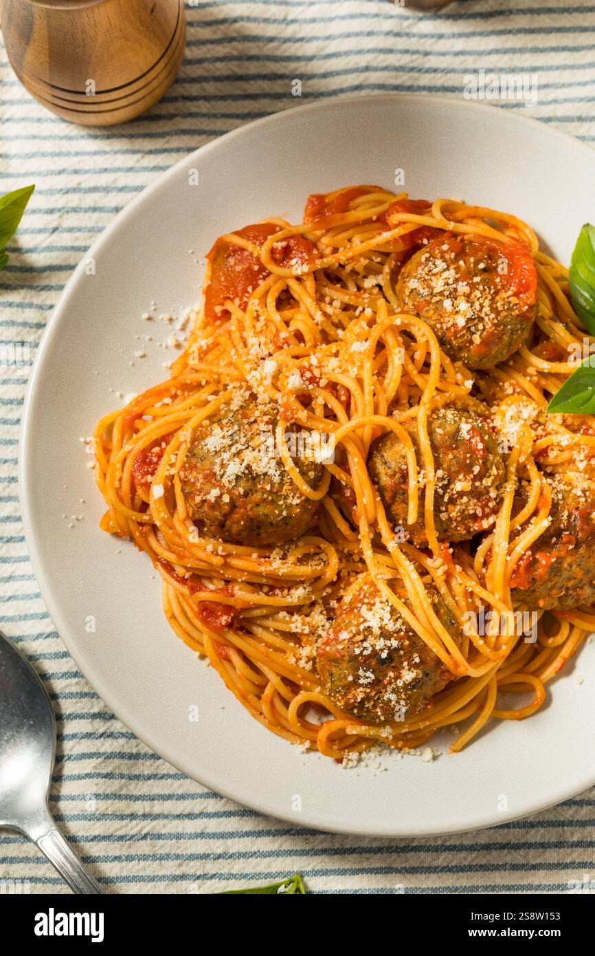 Polpette di spaghetti italiani fatti in casa con salsa di pomodoro e basilico Foto Stock