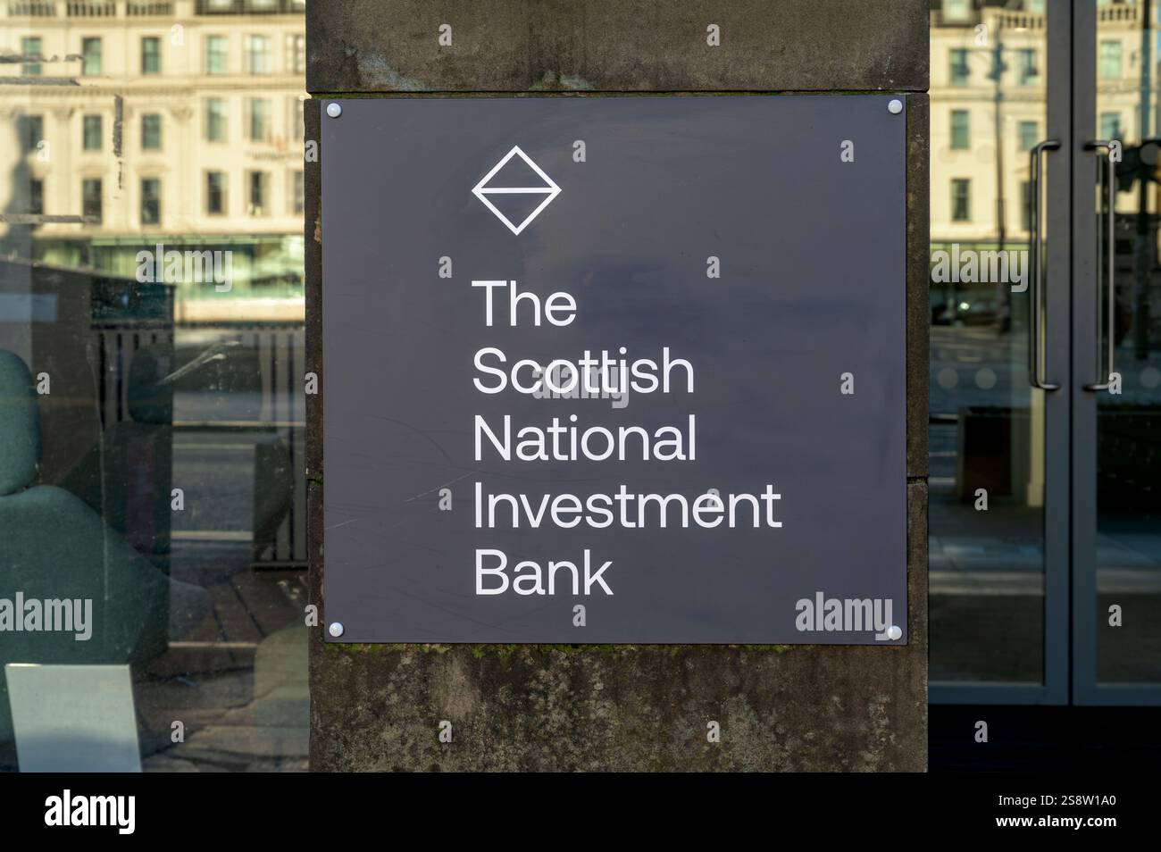 Un cartello della Scottish National Investment Bank, George Square, Glasgow, Scozia, Regno Unito, Europa Foto Stock
