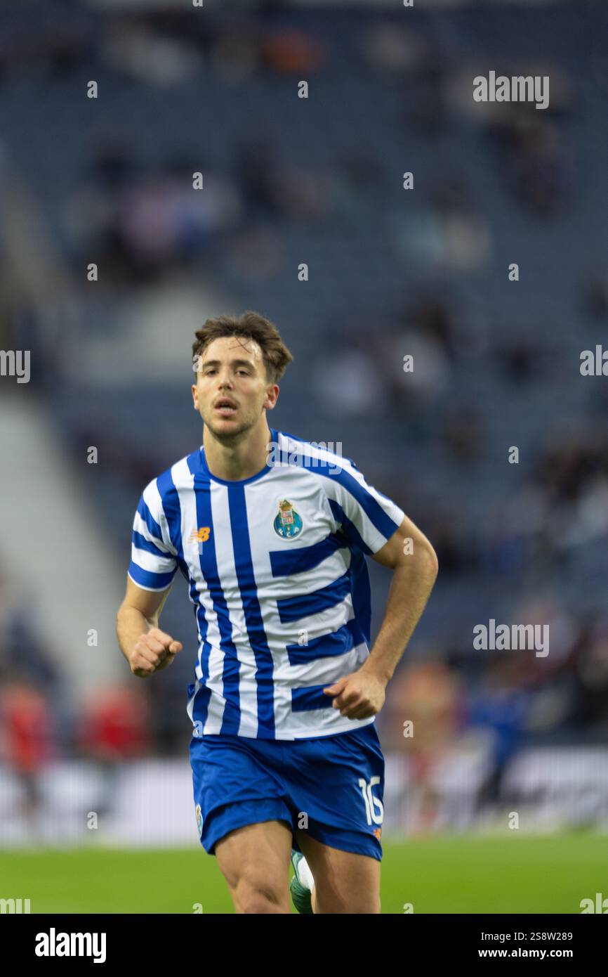 Scene d'azione del gioco per la partita UEFA Europe League 2024/25 tra FC Porto e Olympiacos FC il 23 gennaio 2025 a Estádio do Dragão, Porto Foto Stock