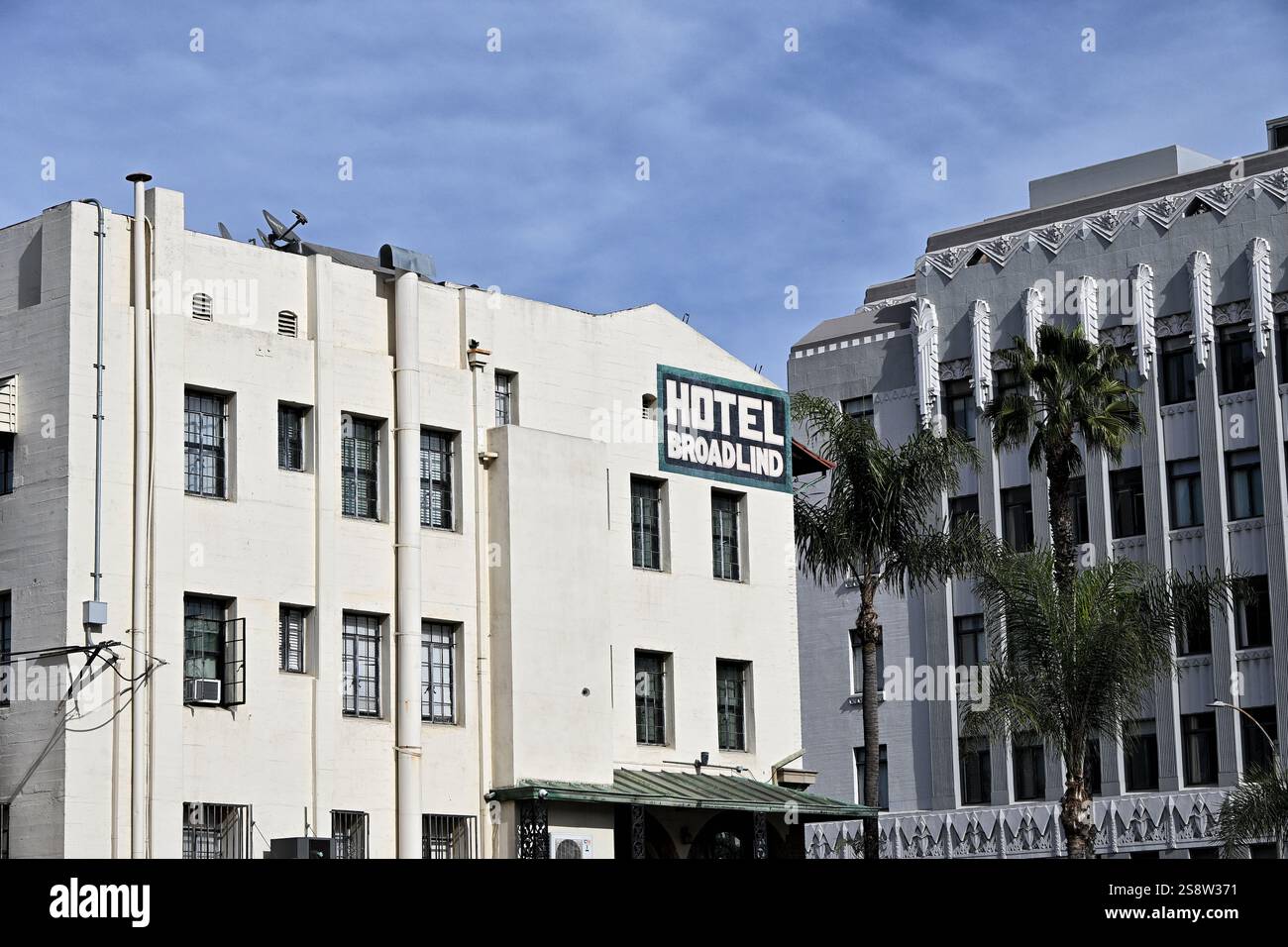 LONG BEACH, CALIFORNIA - 22 GENNAIO 2025: L'Hotel Broadlind e il Lafayette Building, edifici storici all'interno dell'East Village Arts District. Foto Stock