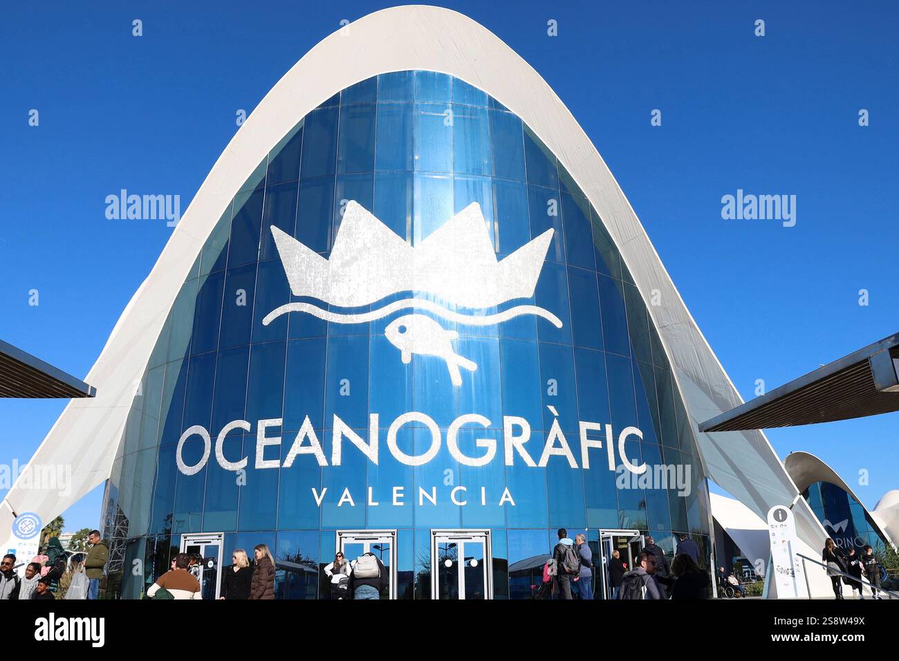 Valencia, Spagna - 27 dicembre 2024: L'edificio Oceanografic, il più grande acquario d'Europa, nella città delle Arti di Valencia. Foto Stock