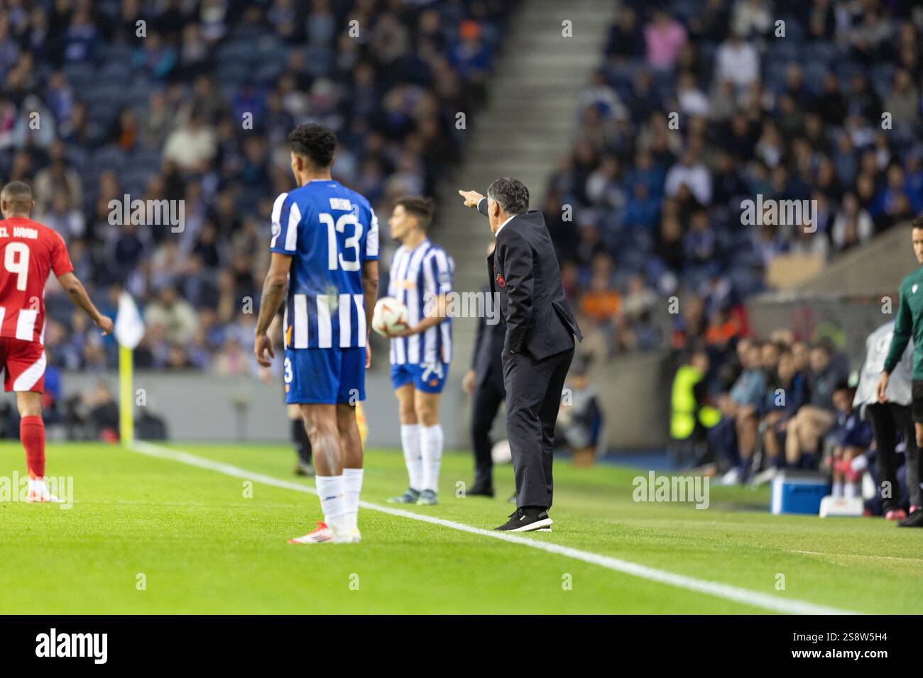 Scene d'azione del gioco per la partita UEFA Europe League 2024/25 tra FC Porto e Olympiacos FC il 23 gennaio 2025 a Estádio do Dragão, Porto Foto Stock