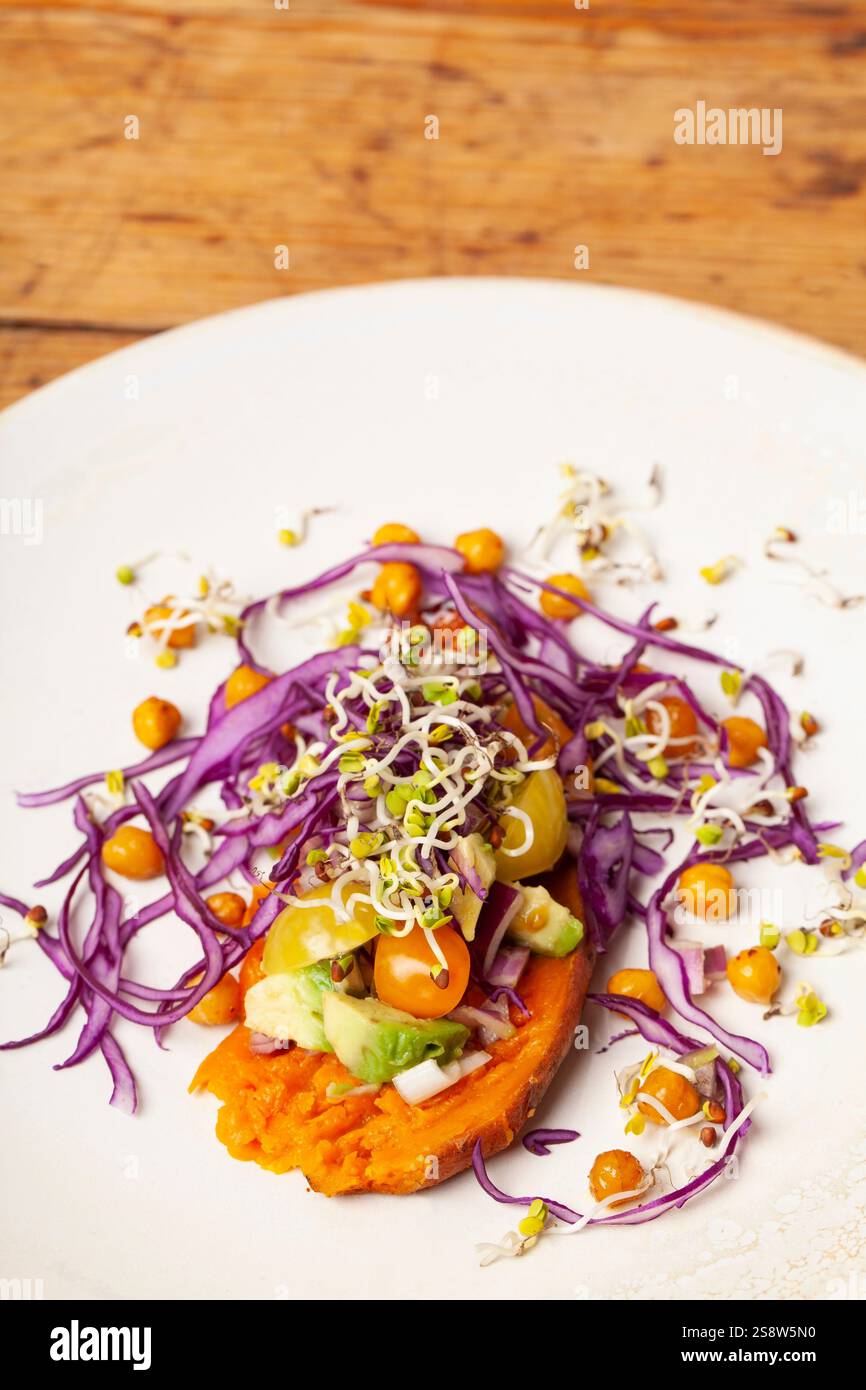 Alimenti per la salute diabetici a basso contenuto glicemico per la perdita di peso e migliorare gli alimenti per il controllo degli zuccheri nel sangue, alto di fibre e proteine. Verdure - patate dolci, germogli, Foto Stock