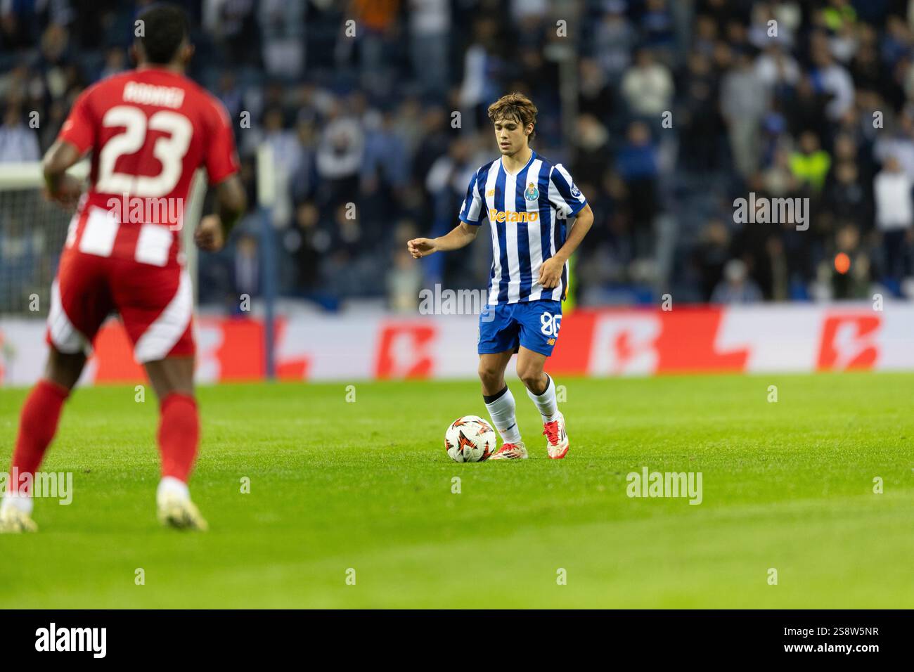 Scene d'azione del gioco per la partita UEFA Europe League 2024/25 tra FC Porto e Olympiacos FC il 23 gennaio 2025 a Estádio do Dragão, Porto Foto Stock