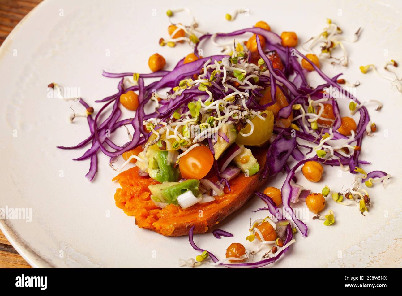 Alimenti per la salute diabetici a basso contenuto glicemico per la perdita di peso e migliorare gli alimenti per il controllo degli zuccheri nel sangue, alto di fibre e proteine. Verdure - patate dolci, germogli, Foto Stock