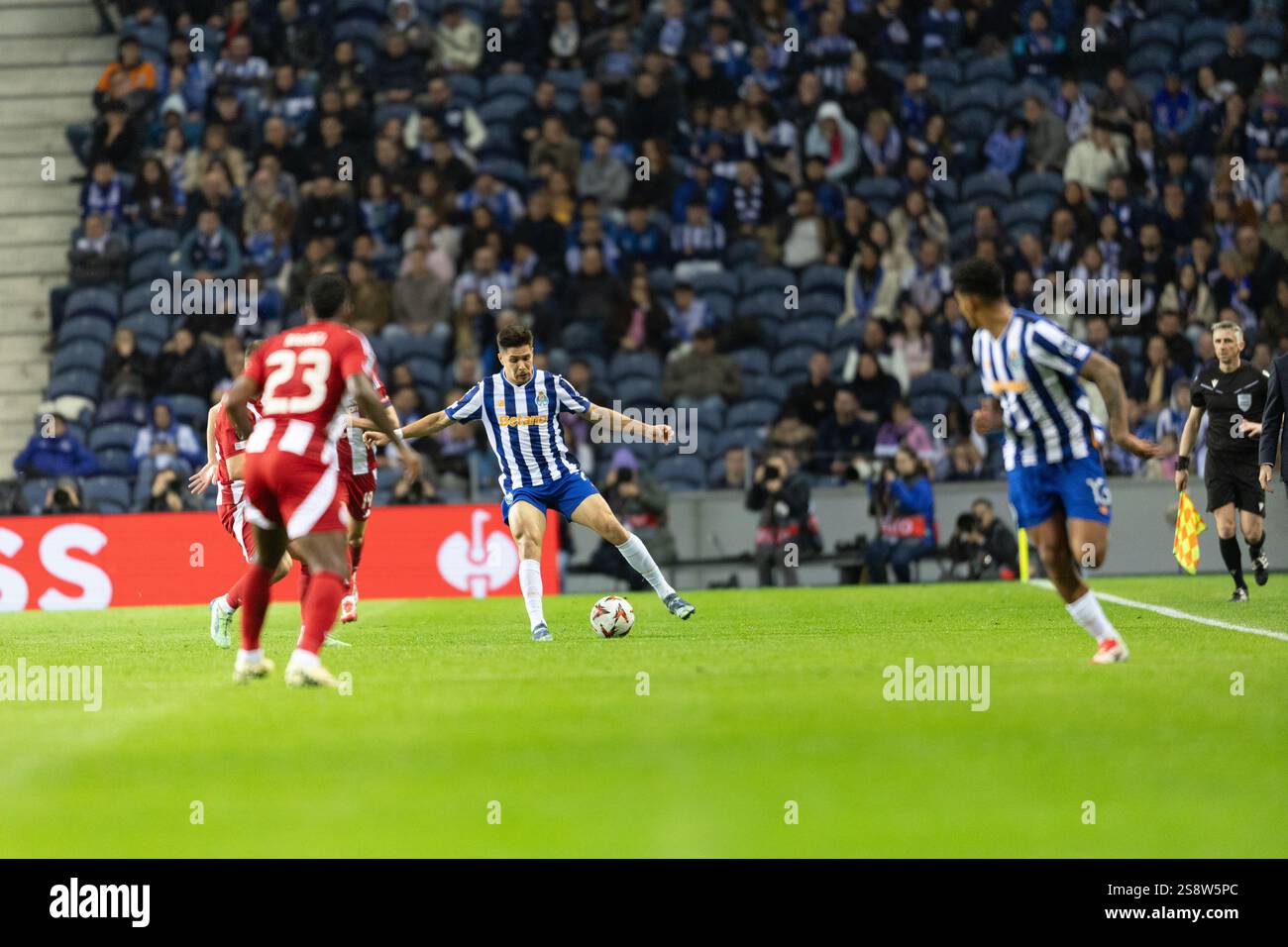 Scene d'azione del gioco per la partita UEFA Europe League 2024/25 tra FC Porto e Olympiacos FC il 23 gennaio 2025 a Estádio do Dragão, Porto Foto Stock