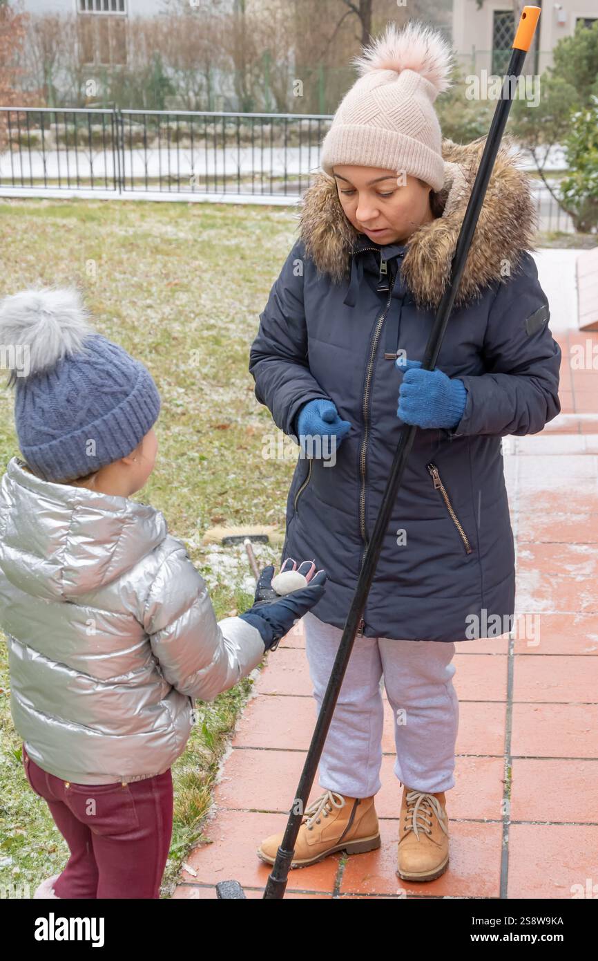 La rimozione della neve è un modo per trascorrere del tempo con la famiglia in inverno Foto Stock