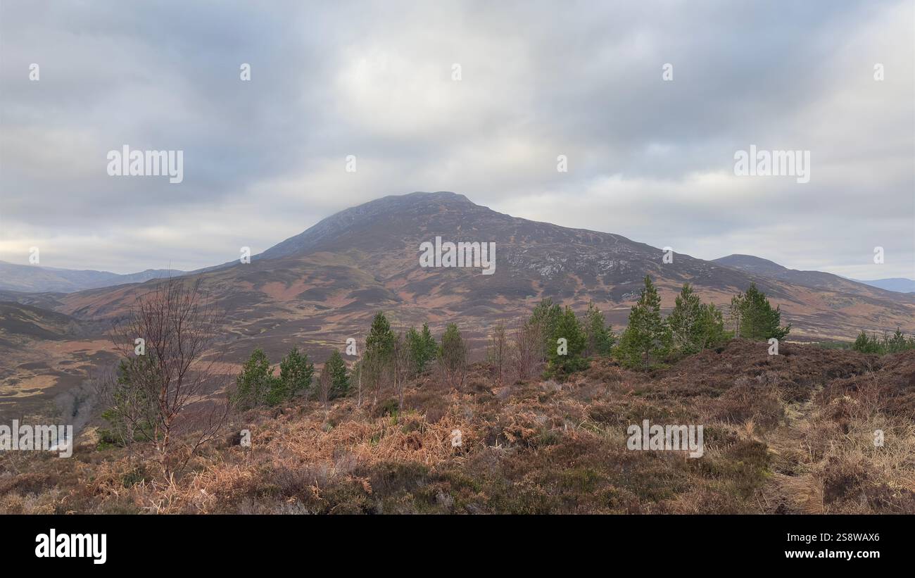 Monte Schihallian. Una collina di Monro vicino a Glengoulandie. Vista panoramica dalla collina di Dun Coillich Perthshire, Scozia - Immagine stock catturata con smartphone