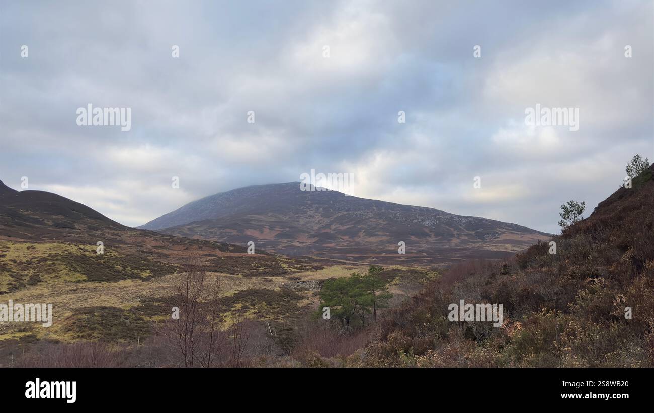 Monte Schihallian. Una collina di Monro vicino a Glengoulandie. Vista panoramica dalla collina di Dun Coillich Perthshire, Scozia - Immagine stock catturata con smartphone