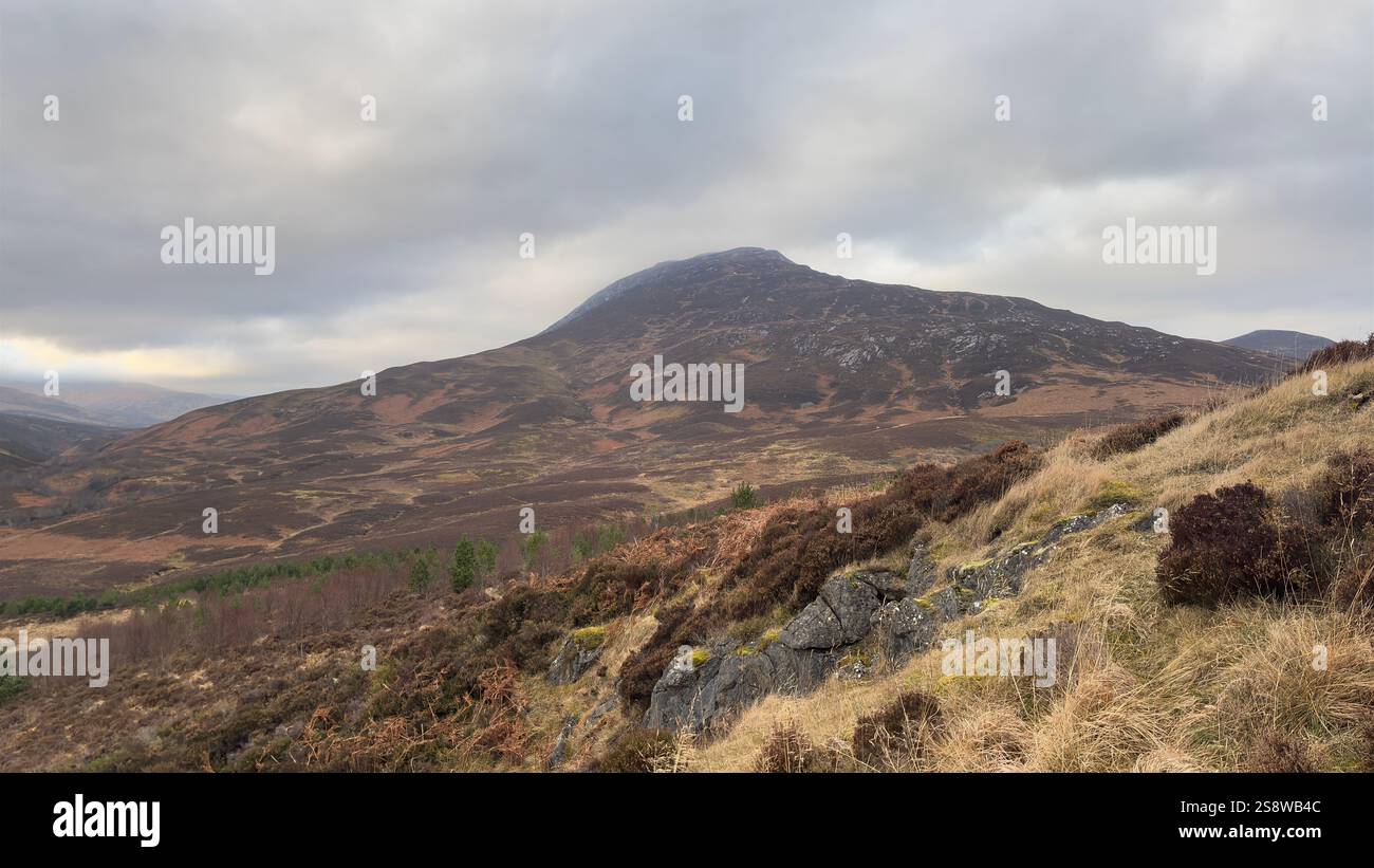 Monte Schihallian. Una collina di Monro vicino a Glengoulandie. Vista panoramica dalla collina di Dun Coillich Perthshire, Scozia - Immagine stock catturata con smartphone