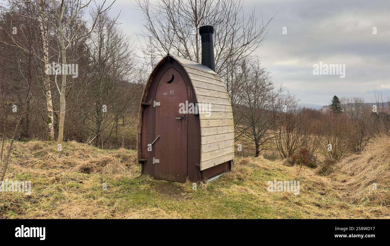 Un bagno pubblico scozzese all'aperto. Servizi igienici pubblici eco-compostanti. Piccolo edificio in legno in campagna - Immagine stock catturata con smartphone