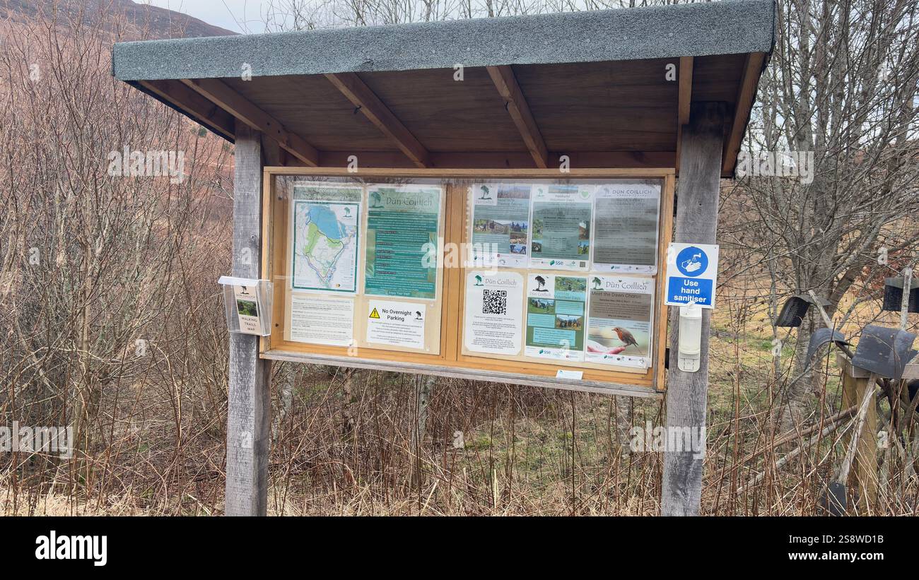 Scheda informativa presso il parcheggio della collina Dun Coillich nelle Highlands scozzesi. Perthshire. - Immagine stock catturata con smartphone