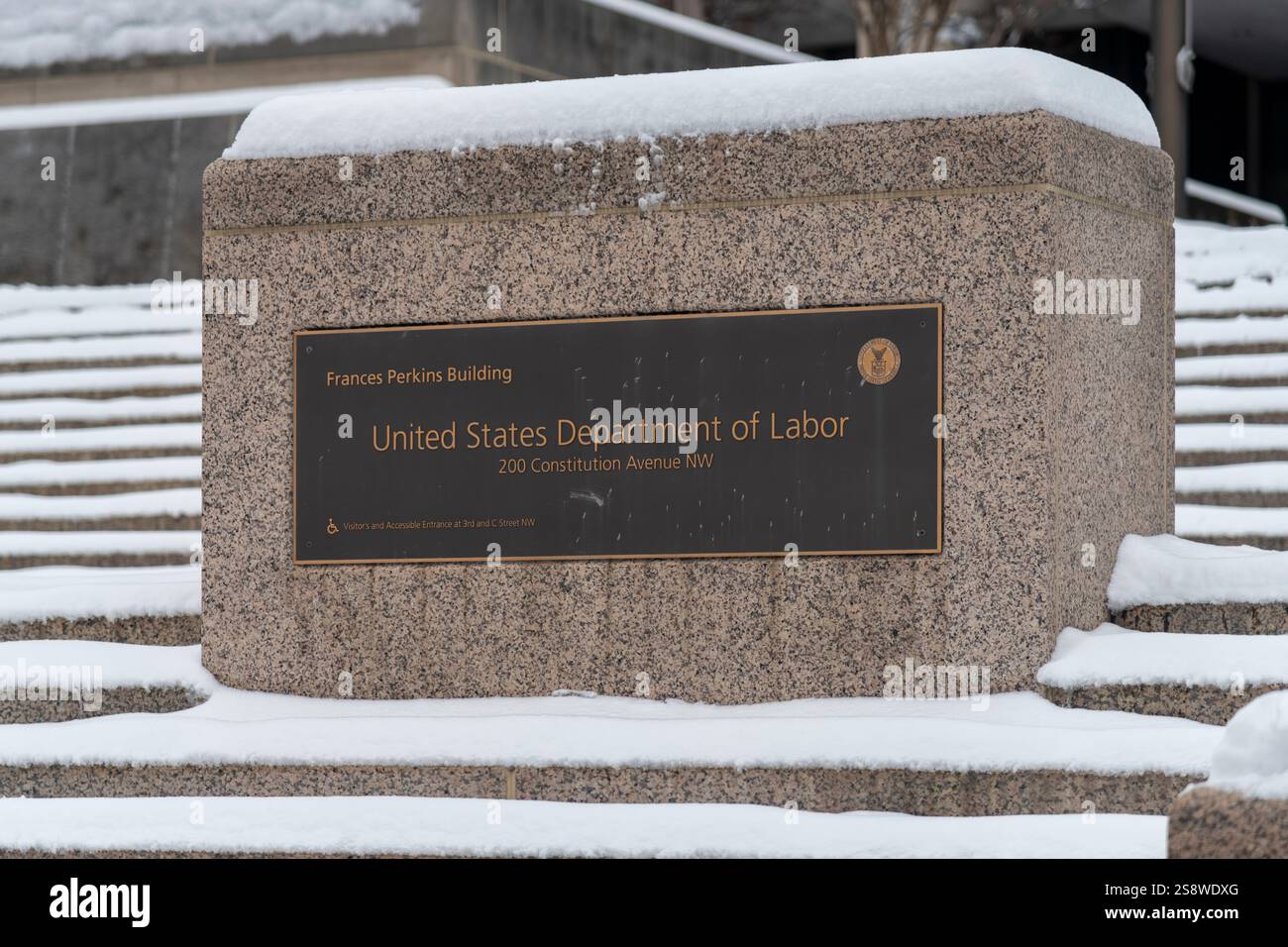Frances Perkins Building Sign per il Dipartimento del lavoro degli Stati Uniti d'inverno. Foto Stock