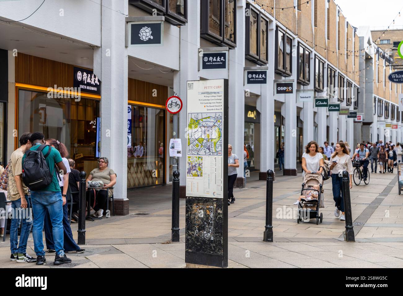 Centro di Cambridge, East Anglia, Inghilterra. Nel centro della città, con gente che fa shopping e curiosa tra i negozi, Regno Unito, 2024 Foto Stock