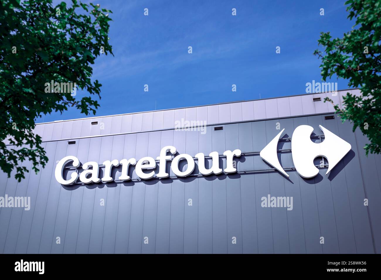 Carrefour logo su un centro commerciale - Carrefour è una società internazionale francese che opera su oltre 12 000 ipermercati e negozi. Foto Stock