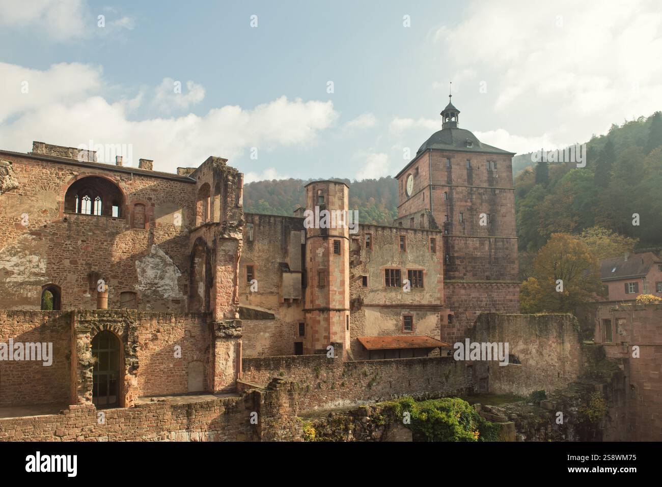 Rovine storiche del castello di Heidelberg in autunno, Germania Foto Stock