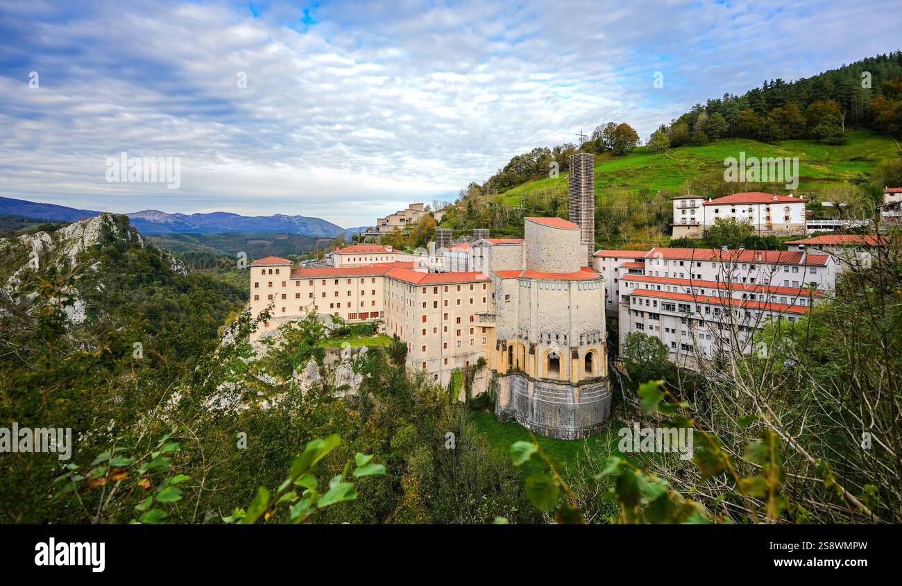 Santuario di Arantzazu, un santuario francescano situato nella vicina Oñati, nei Paesi Baschi spagnoli Foto Stock