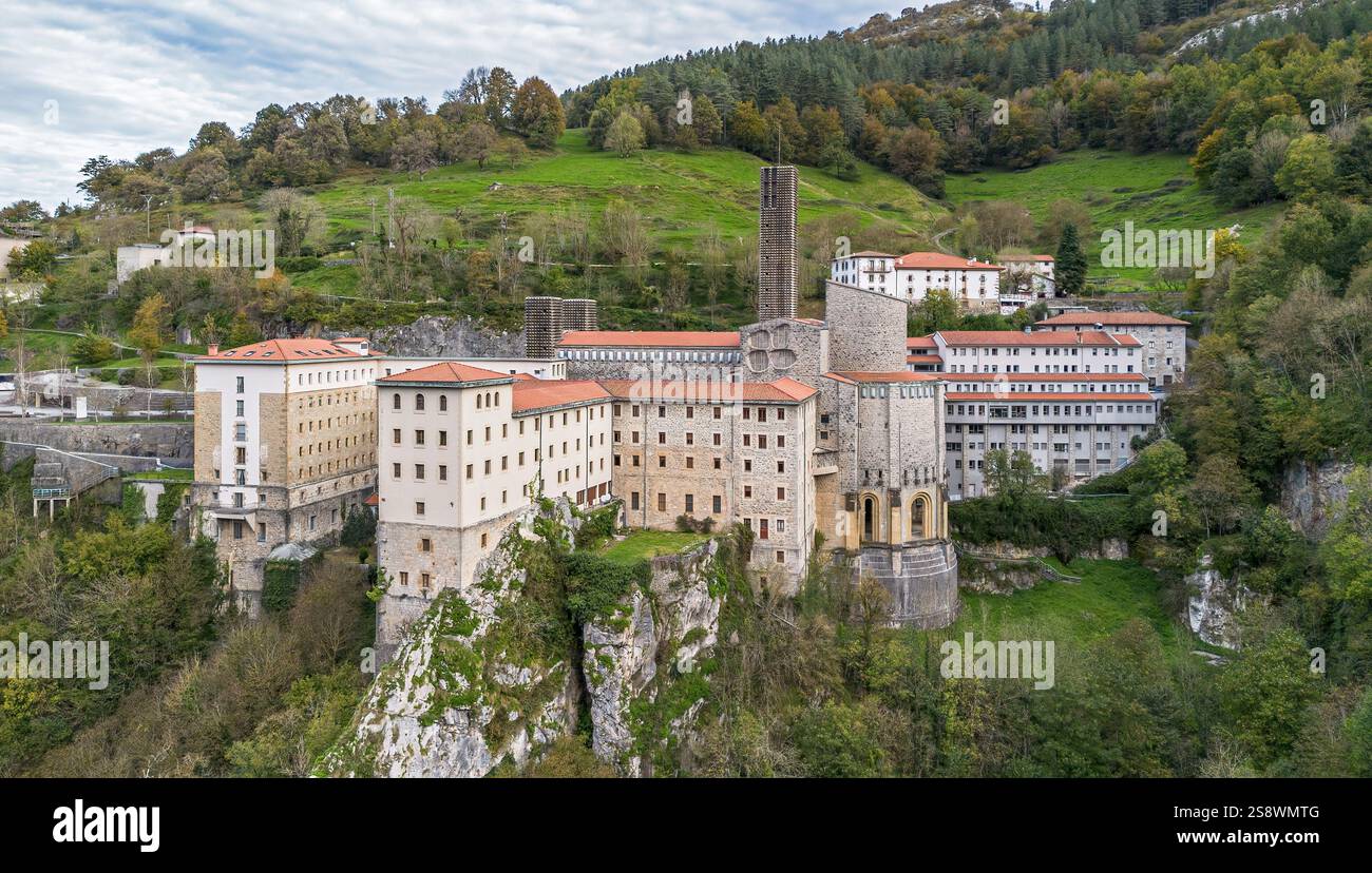 Veduta aerea del Santuario di Arantzazu, un santuario francescano situato nella vicina Oñati, nei Paesi Baschi spagnoli Foto Stock