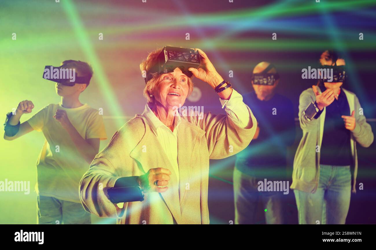 Nonna stupita in VR club con la famiglia Foto Stock