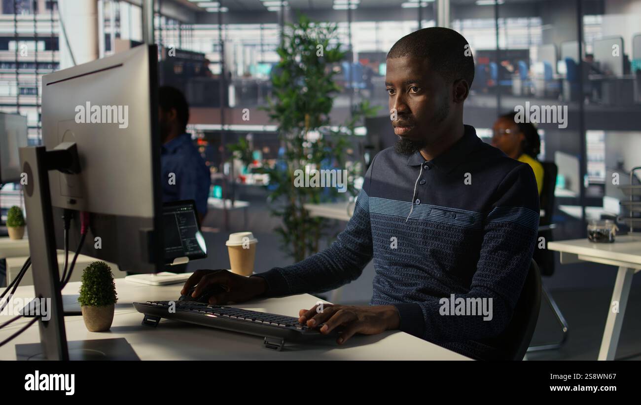 Ritratto di un programmatore soddisfatto che lavora con l'intelligenza artificiale con apprendimento automatico, fondamentale per i sistemi autonomi. Ingegnere software ottimista che trasforma i dati in modelli predittivi, telecamera B. Foto Stock