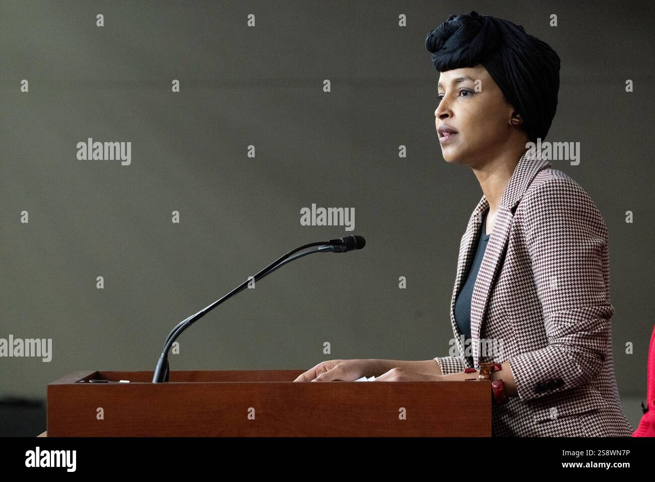 Washington, Stati Uniti d'America. 22 gennaio 2025. Il rappresentante degli Stati Uniti Ilhan Omar (Democratico del Minnesota) fa una dichiarazione durante una conferenza stampa del Congresso Progressive Caucus che chiede l'abrogazione della legge sui nemici alieni nel Campidoglio degli Stati Uniti a Washington, DC mercoledì 22 gennaio 2025Credit: Mattie Neretin/CNP/Sipa USA Credit: SIPA USA/Alamy Live News Foto Stock