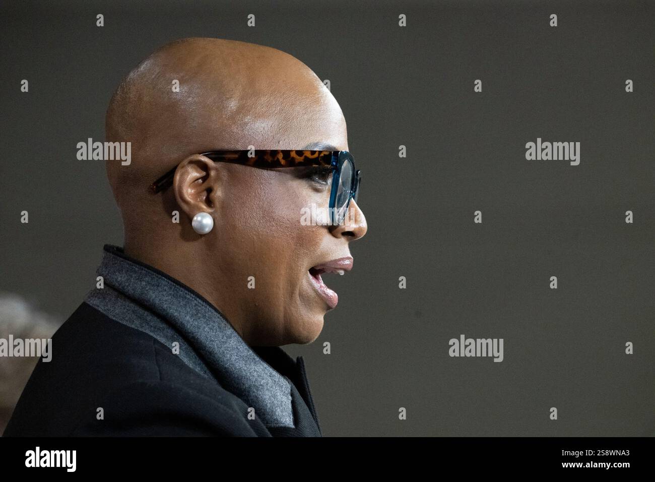 Washington, Stati Uniti d'America. 22 gennaio 2025. La rappresentante degli Stati Uniti Ayanna Pressley (Democratica del Massachusetts) fa una dichiarazione durante una conferenza stampa del Congresso Progressive Caucus che chiede l'abrogazione della legge sui nemici alieni nel Campidoglio degli Stati Uniti a Washington, DC mercoledì 22 gennaio 2025Credit: Mattie Neretin/CNP/Sipa USA Credit: SIPA USA/Alamy Live News Foto Stock