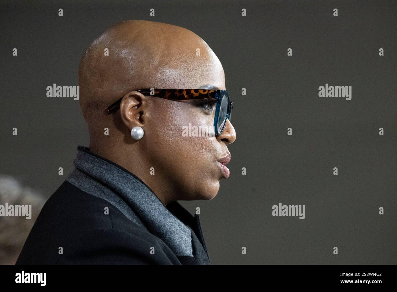 Washington, Stati Uniti d'America. 22 gennaio 2025. La rappresentante degli Stati Uniti Ayanna Pressley (Democratica del Massachusetts) fa una dichiarazione durante una conferenza stampa del Congresso Progressive Caucus che chiede l'abrogazione della legge sui nemici alieni nel Campidoglio degli Stati Uniti a Washington, DC mercoledì 22 gennaio 2025Credit: Mattie Neretin/CNP/Sipa USA Credit: SIPA USA/Alamy Live News Foto Stock