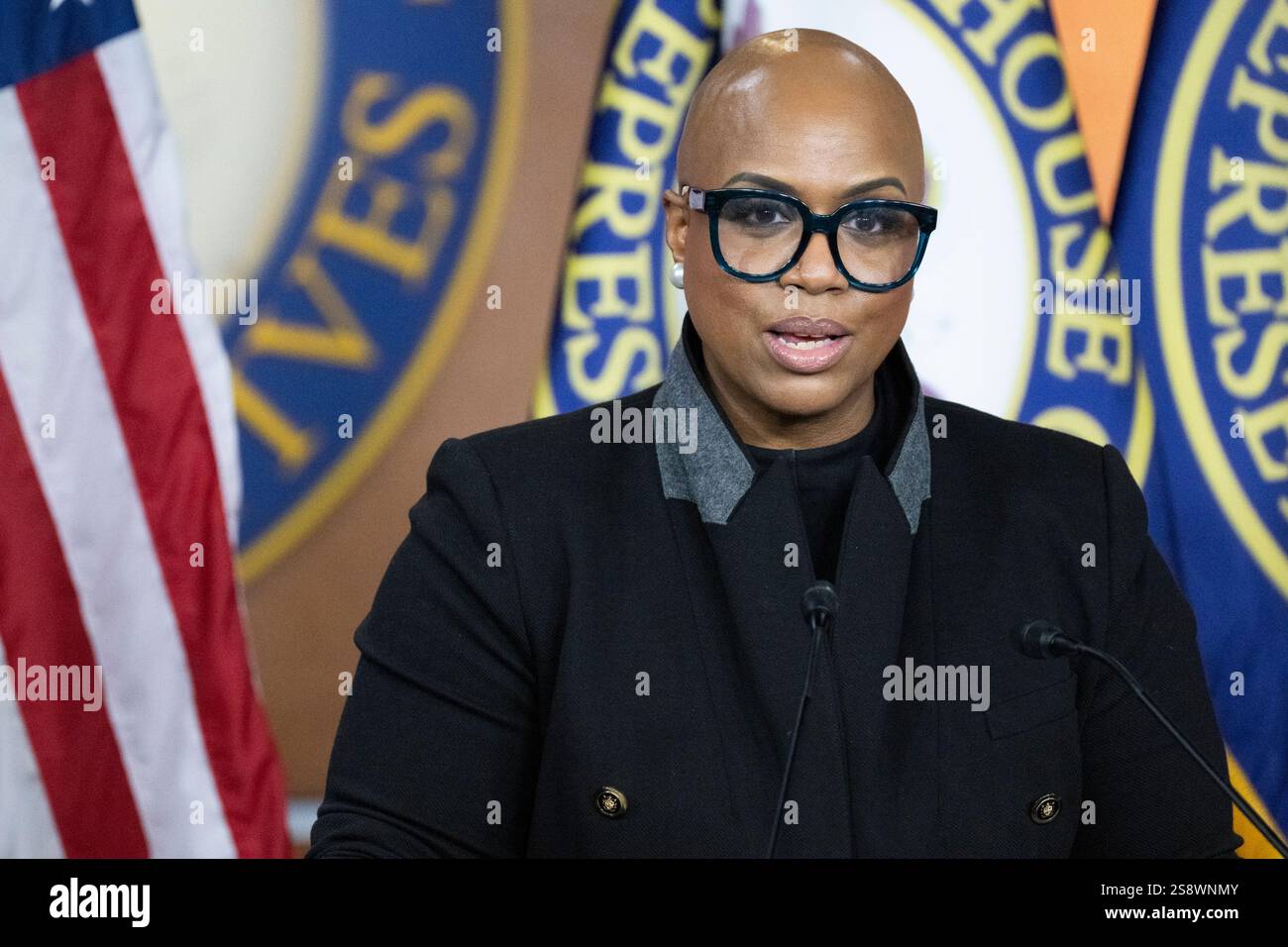 Washington, Stati Uniti d'America. 22 gennaio 2025. La rappresentante degli Stati Uniti Ayanna Pressley (Democratica del Massachusetts) fa una dichiarazione durante una conferenza stampa del Congresso Progressive Caucus che chiede l'abrogazione della legge sui nemici alieni nel Campidoglio degli Stati Uniti a Washington, DC mercoledì 22 gennaio 2025Credit: Mattie Neretin/CNP/Sipa USA Credit: SIPA USA/Alamy Live News Foto Stock
