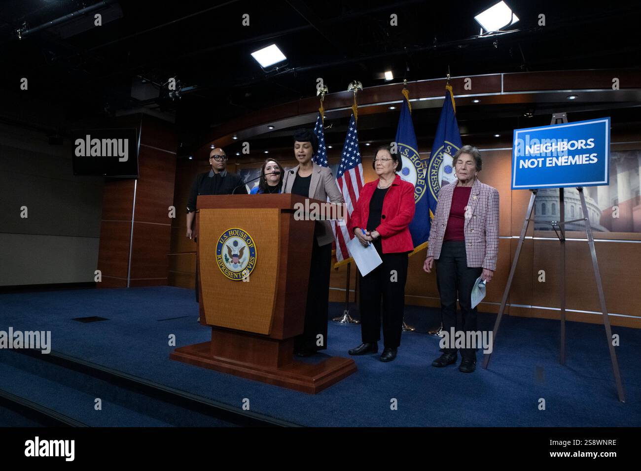 Washington, Stati Uniti d'America. 22 gennaio 2025. Il rappresentante degli Stati Uniti Ilhan Omar (Democratico del Minnesota) fa una dichiarazione durante una conferenza stampa del Congresso Progressive Caucus che chiede l'abrogazione della legge sui nemici alieni nel Campidoglio degli Stati Uniti a Washington, DC mercoledì 22 gennaio 2025Credit: Mattie Neretin/CNP/Sipa USA Credit: SIPA USA/Alamy Live News Foto Stock