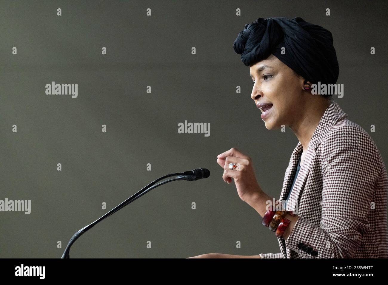 Washington, Stati Uniti d'America. 22 gennaio 2025. Il rappresentante degli Stati Uniti Ilhan Omar (Democratico del Minnesota) fa una dichiarazione durante una conferenza stampa del Congresso Progressive Caucus che chiede l'abrogazione della legge sui nemici alieni nel Campidoglio degli Stati Uniti a Washington, DC mercoledì 22 gennaio 2025Credit: Mattie Neretin/CNP/Sipa USA Credit: SIPA USA/Alamy Live News Foto Stock