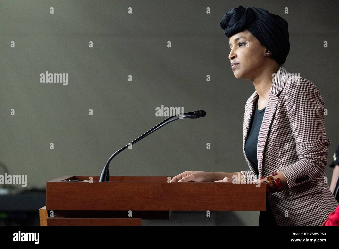 Washington, Stati Uniti d'America. 22 gennaio 2025. Il rappresentante degli Stati Uniti Ilhan Omar (Democratico del Minnesota) fa una dichiarazione durante una conferenza stampa del Congresso Progressive Caucus che chiede l'abrogazione della legge sui nemici alieni nel Campidoglio degli Stati Uniti a Washington, DC mercoledì 22 gennaio 2025Credit: Mattie Neretin/CNP/Sipa USA Credit: SIPA USA/Alamy Live News Foto Stock