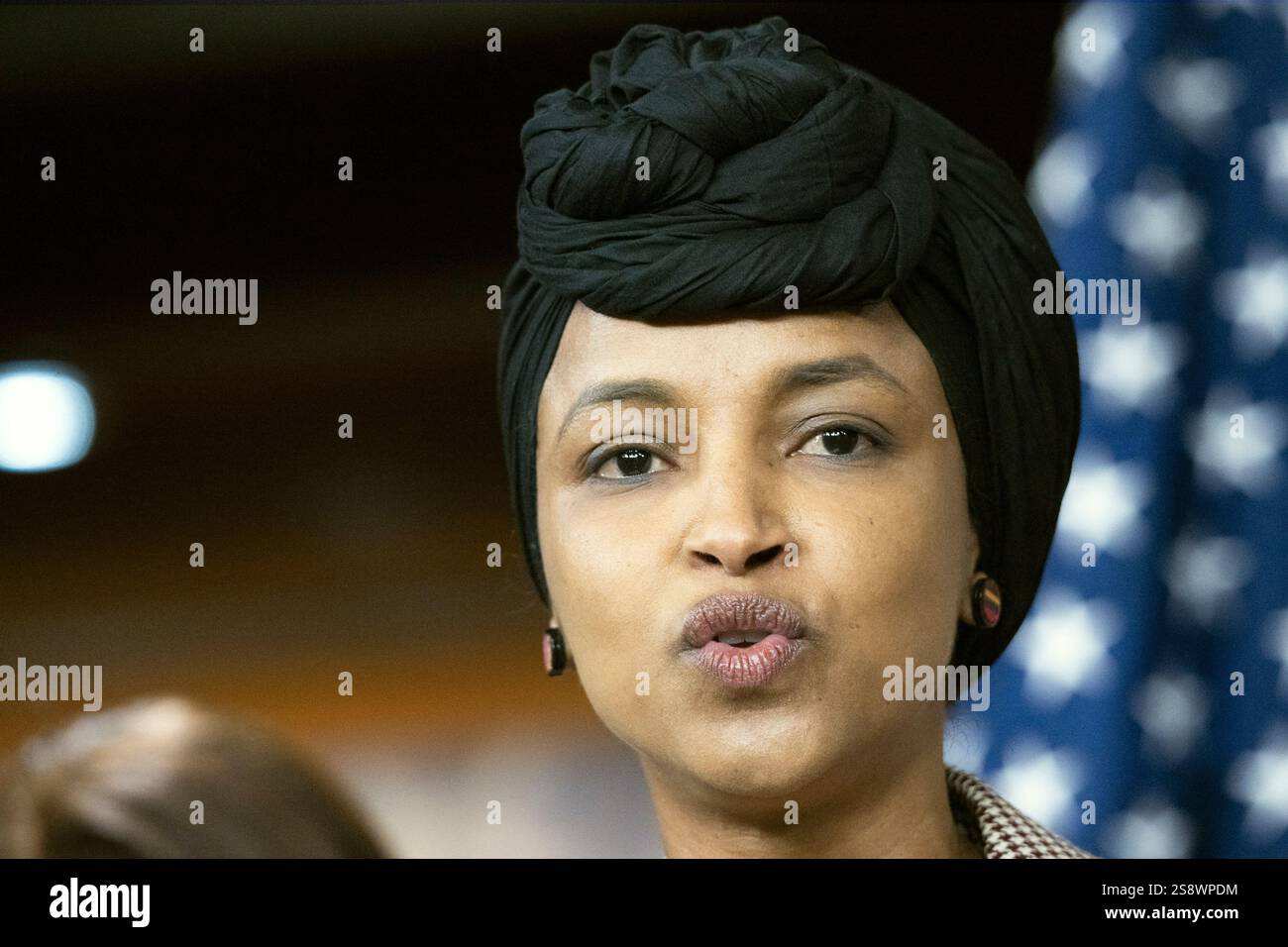 Washington, Stati Uniti d'America. 22 gennaio 2025. Il rappresentante degli Stati Uniti Ilhan Omar (Democratico del Minnesota) fa una dichiarazione durante una conferenza stampa del Congresso Progressive Caucus che chiede l'abrogazione della legge sui nemici alieni nel Campidoglio degli Stati Uniti a Washington, DC mercoledì 22 gennaio 2025Credit: Mattie Neretin/CNP/Sipa USA Credit: SIPA USA/Alamy Live News Foto Stock