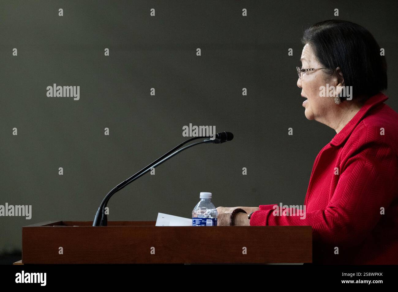 Washington, Stati Uniti d'America. 22 gennaio 2025. Il senatore degli Stati Uniti Mazie Hirono (Democratico delle Hawaii) fa una dichiarazione durante una conferenza stampa del Congresso Progressive Caucus che chiede l'abrogazione della legge sui nemici alieni nel Campidoglio degli Stati Uniti a Washington, DC mercoledì 22 gennaio 2025Credit: Mattie Neretin/CNP/Sipa USA Credit: SIPA USA/Alamy Live News Foto Stock