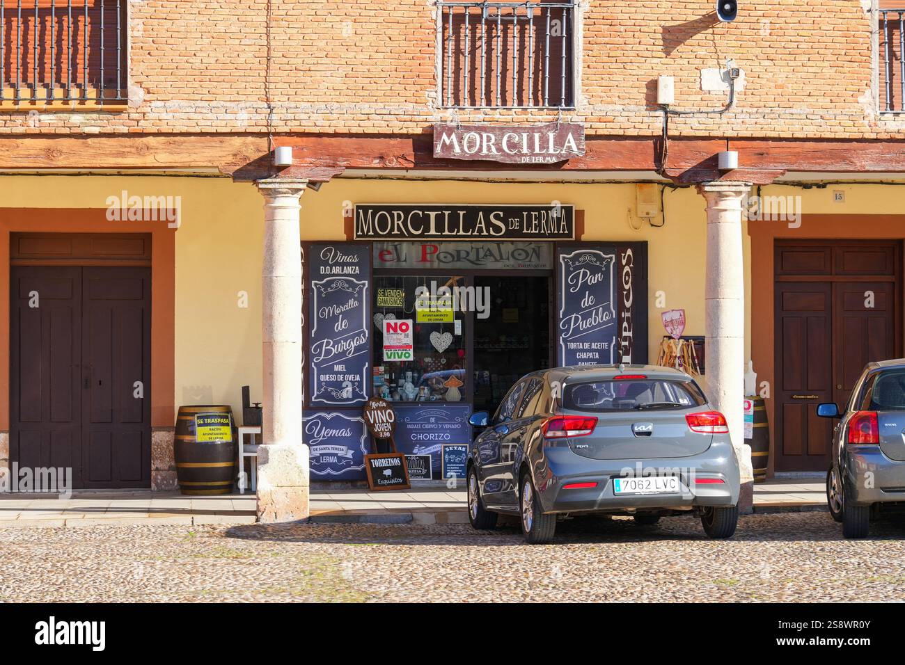 Negozio di alimentari che vende Morcillas de Lerma (salsicce di sangue) sulla Plaza Mayor di Lerma, nella provincia di Burgos, in Castiglia e a León, in Spagna Foto Stock