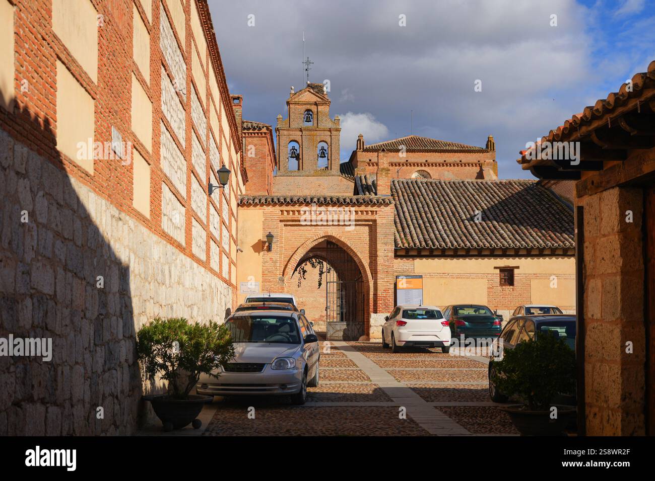 Porta del Convento reale di Santa Clara a Tordesillas, una città situata nella provincia di Valladolid in Castiglia e León, Spagna Foto Stock
