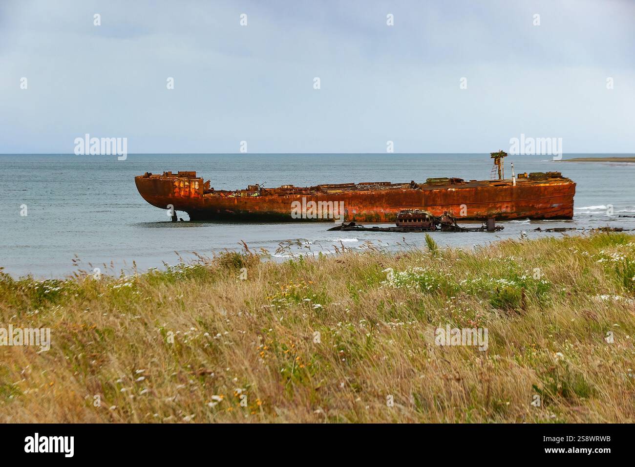 Naufragio spiaggiato della contea di Peebles, un windjammer scozzese spiaggiato come frangiflutti dalla marina cilena a Punta Arenas sulla costa dello Stra Foto Stock