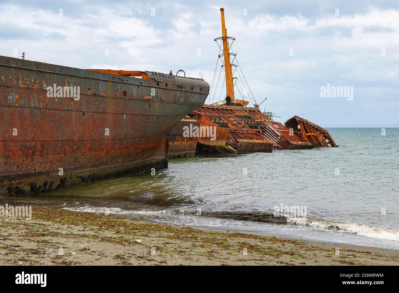 Naufragio spiaggiato della contea di Peebles, un windjammer scozzese spiaggiato come frangiflutti dalla marina cilena a Punta Arenas sulla costa dello Stra Foto Stock
