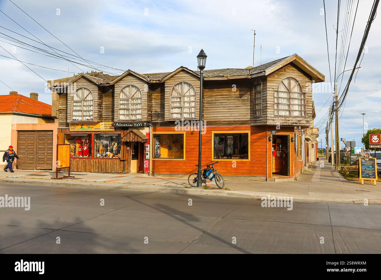 Edificio storico in legno nel centro della città di Punta Arenas, la città più meridionale del Cile, situato nella regione di Magallanes lungo la costa Della S. Foto Stock