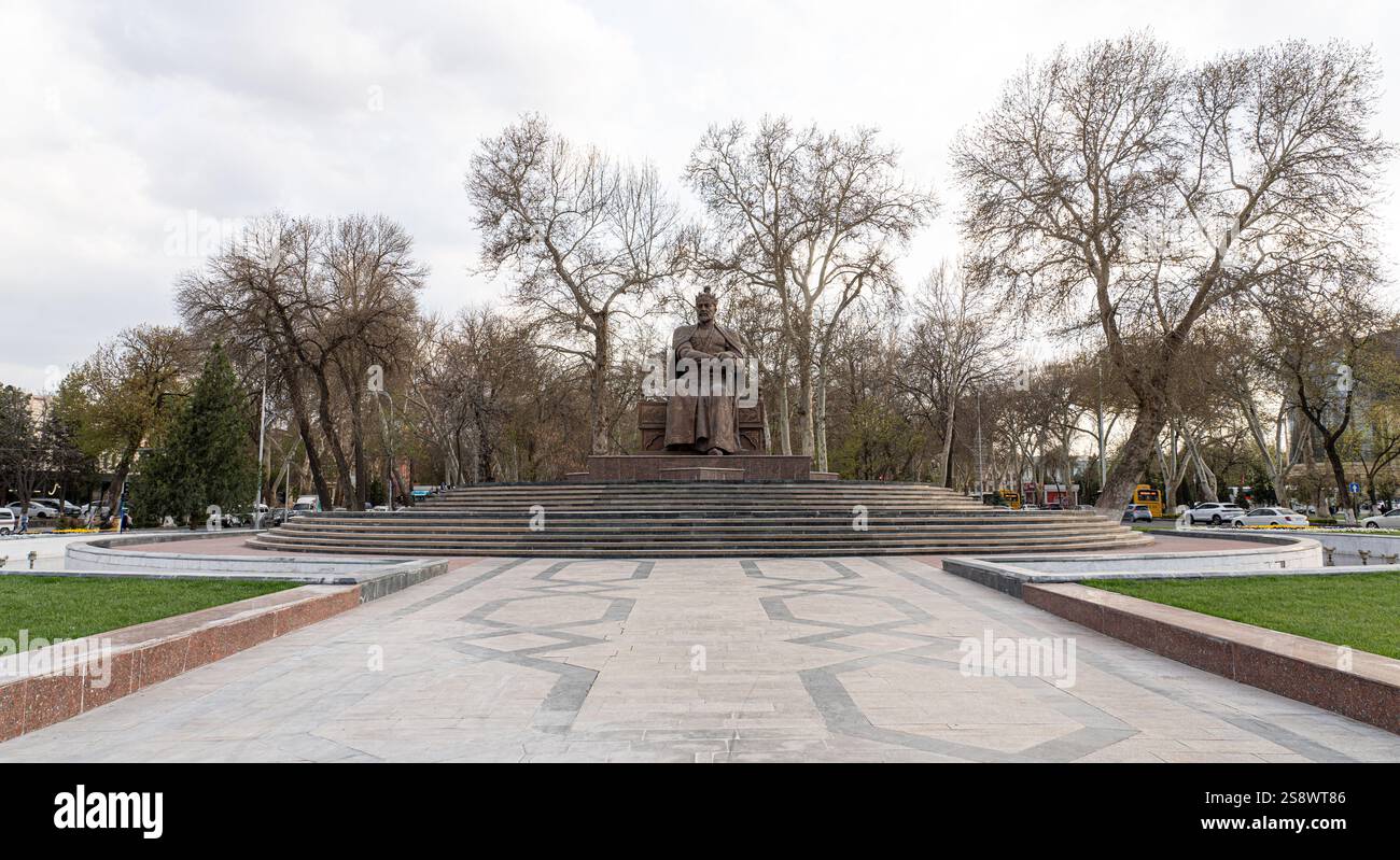 Monumento di Amir Temur a Samarcanda, Uzbekistan, Asia centrale - statua di bronzo del famoso conquistatore che fondò l'Impero timuride seduto sul suo trono Foto Stock