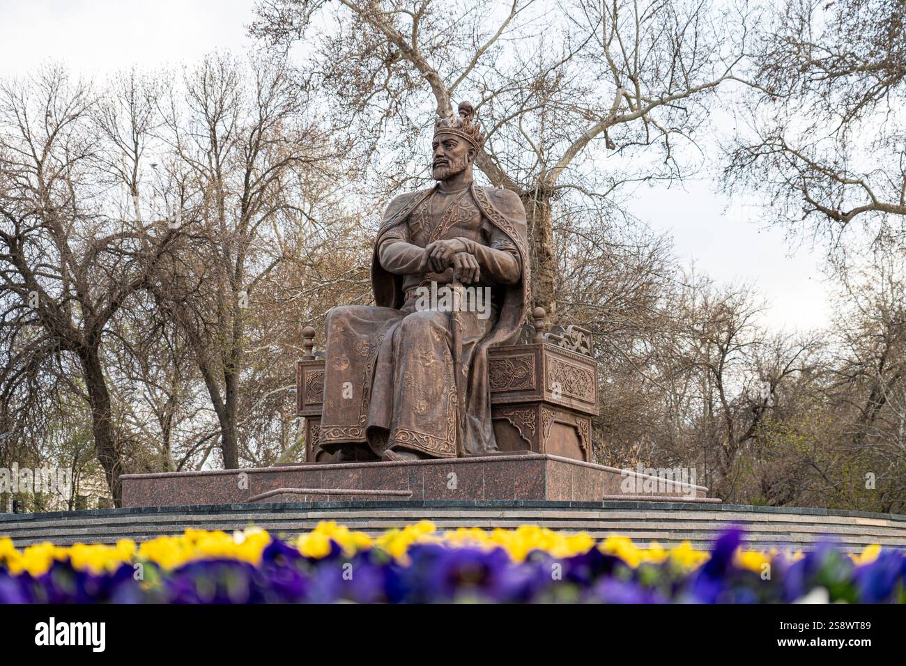 Monumento di Amir Temur a Samarcanda, Uzbekistan, Asia centrale - statua di bronzo del famoso conquistatore che fondò l'Impero timuride seduto sul suo trono Foto Stock