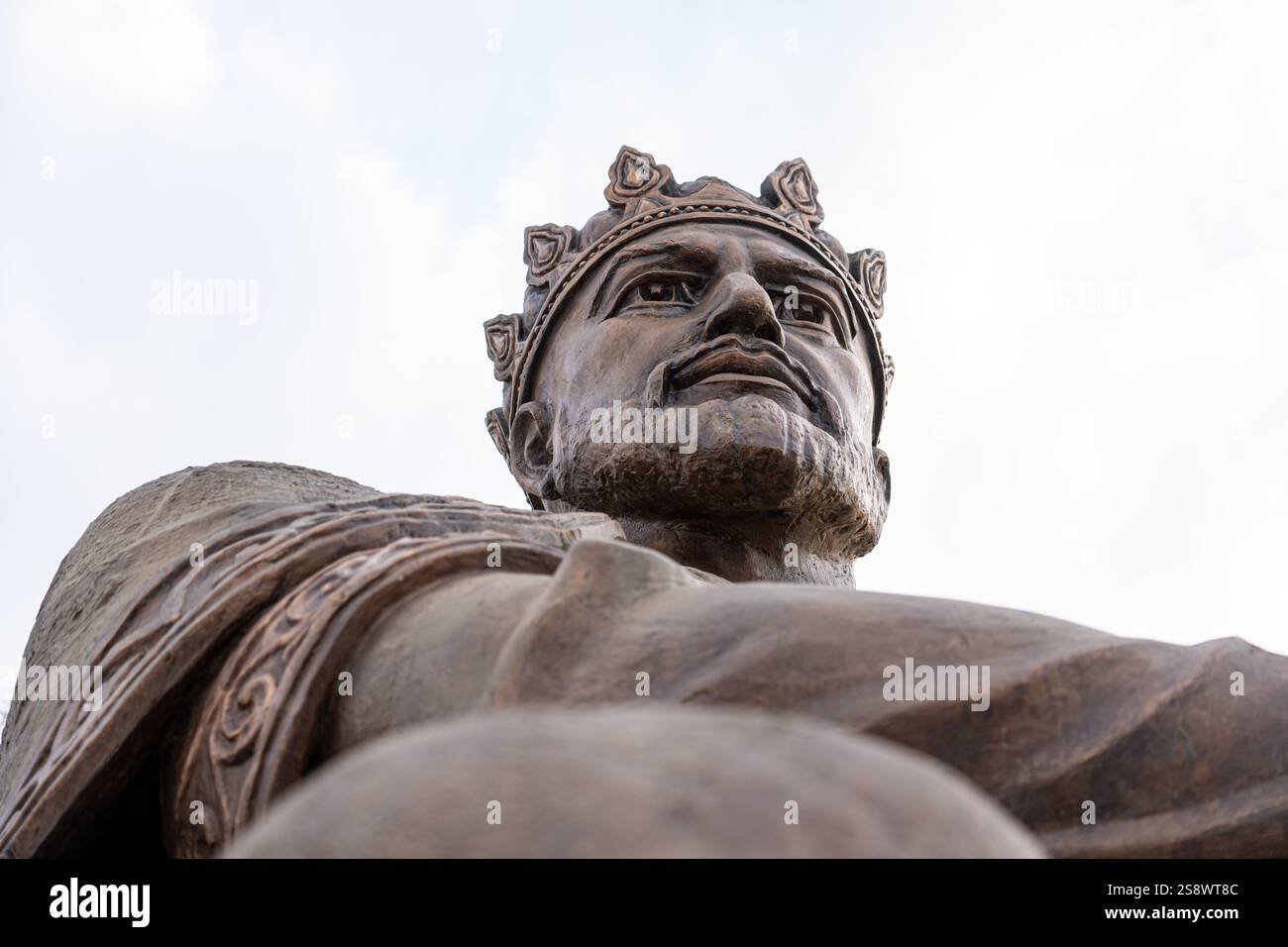 Monumento di Amir Temur a Samarcanda, Uzbekistan, Asia centrale - statua di bronzo del famoso conquistatore che fondò l'Impero timuride seduto sul suo trono Foto Stock