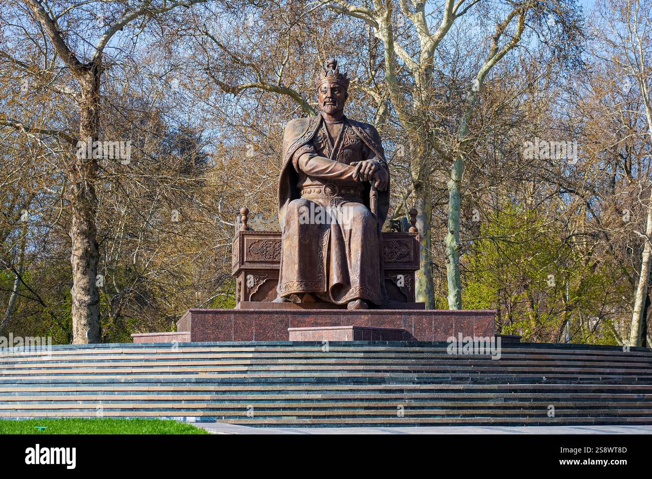 Monumento di Amir Temur a Samarcanda, Uzbekistan, Asia centrale - statua di bronzo del famoso conquistatore che fondò l'Impero timuride seduto sul suo trono Foto Stock