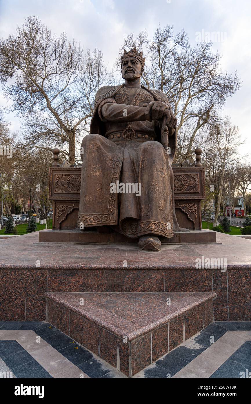 Monumento di Amir Temur a Samarcanda, Uzbekistan, Asia centrale - statua di bronzo del famoso conquistatore che fondò l'Impero timuride seduto sul suo trono Foto Stock