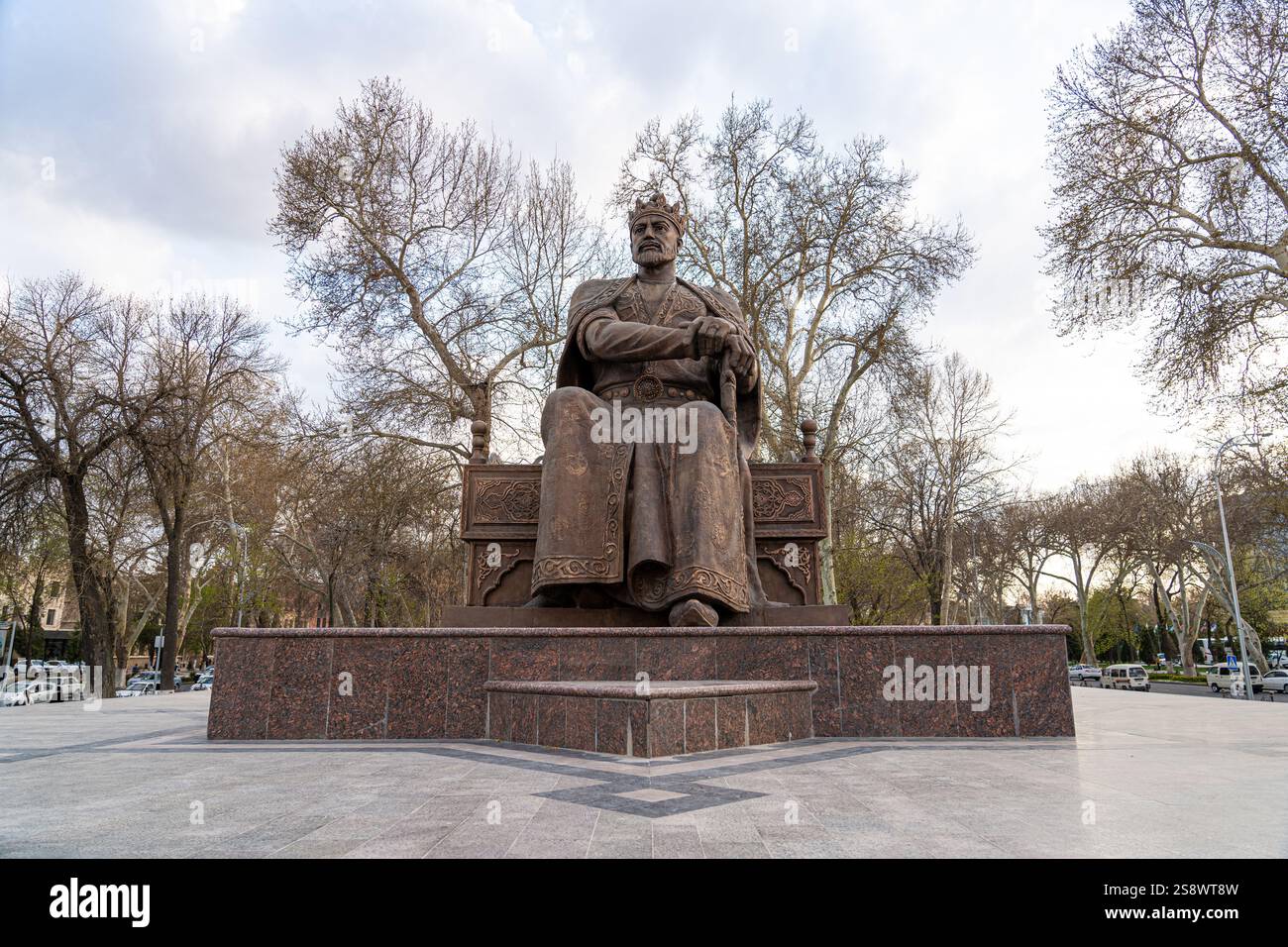 Monumento di Amir Temur a Samarcanda, Uzbekistan, Asia centrale - statua di bronzo del famoso conquistatore che fondò l'Impero timuride seduto sul suo trono Foto Stock
