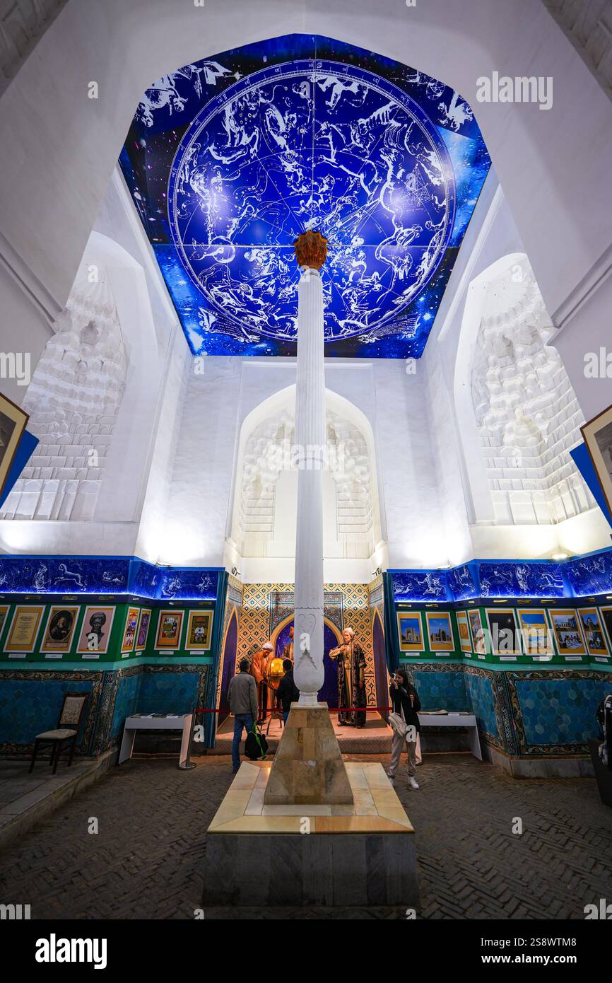 Sala espositiva nella Madrasa Ulugh Beg in Piazza Registan a Samarcanda, Uzbekistan Foto Stock