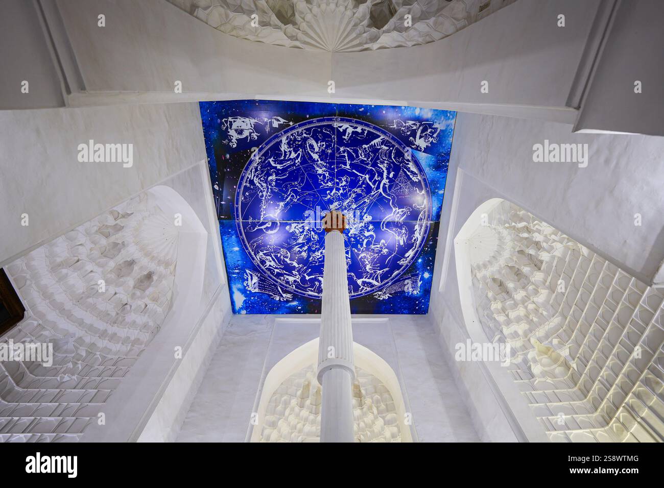 Sala espositiva nella Madrasa Ulugh Beg in Piazza Registan a Samarcanda, Uzbekistan Foto Stock