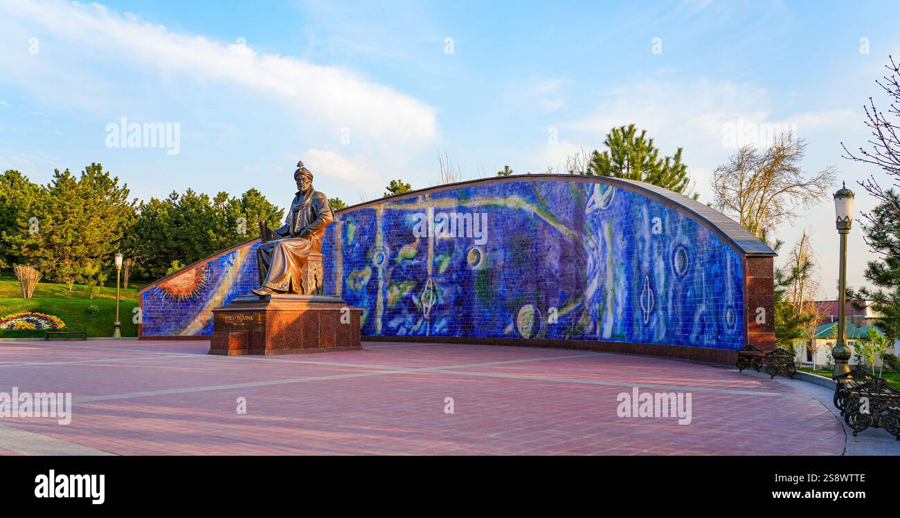 Statua di Mirzo Ulugbek (Ulugh Beg), un famoso astronomo e matematico timuride di fronte al suo osservatorio a Samarcanda, Uzbekistan Foto Stock