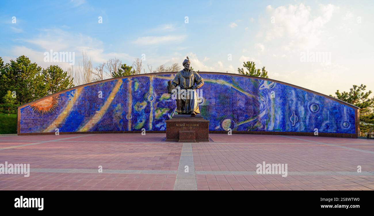 Statua di Mirzo Ulugbek (Ulugh Beg), un famoso astronomo e matematico timuride di fronte al suo osservatorio a Samarcanda, Uzbekistan Foto Stock